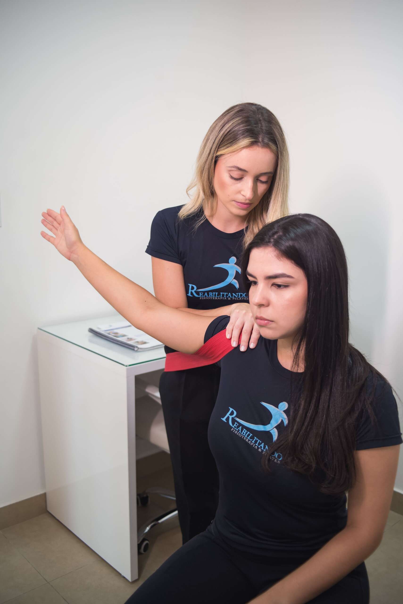 fisioterapeuta cuidando de combro de paciente do sexo feminino